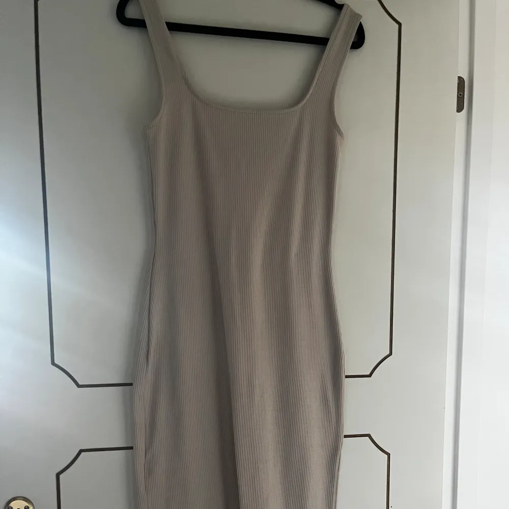 Säljer nu denna superfina taighta ribbade klänningen! Den går lite under knät och är i en beige färg. Skriv vid fler bilder eller intresse!💛. Mekot.