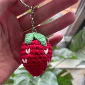 Jordgubbs- nyckelring  - Handvirkad nyckelring i form av en jordgubbe🍓 gjord på 100% bomullsgarn. Mått: 5x 3,5 cm