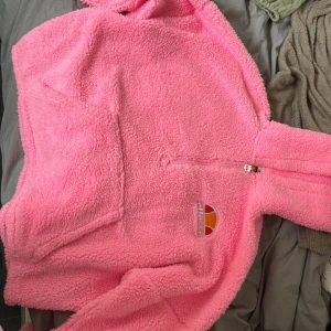 Ellesse mjukiströja/hoodie - SJUUUUKT MJUK o ganska stor med luva! Jätte söt knappast använd 🥰🥰