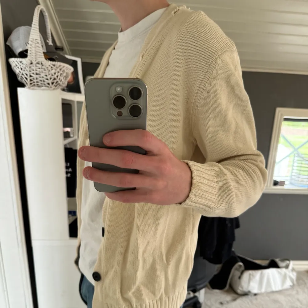 Beige Cardigan från Zara, har lite slitningar. Storlek M pris kan diskuteras vid smidig affär :). Tröjor & Koftor.