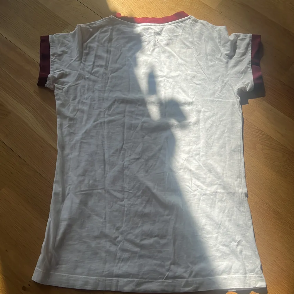 En basic T-Shirt som är jättefin och enkel att ha på sig, funkar till nästan allt och värt sitt pris. Denna vara är i nyskick 🌸😊 100% Bomull . T-shirts.