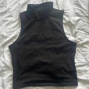 Svart tröja  - ”Ceopped polo tank”. Fick i födelsedagspresent förra året men har aldrig använt den. 