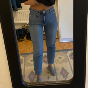Blåjeans - Blåjeans från Gina Tricot storlek 36, tror att det är mom modell. Väl använda men fint skick, lite slitage längst ner (se sista bilden). Innerbenslängd: 70 cm