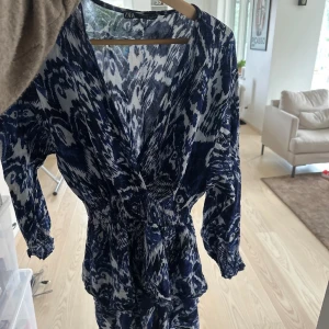 Zara klänning - Säljer denna snygga klänning från Zara, fin till sommaren. Använd fåtalet gånger.