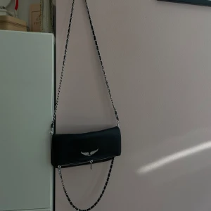 Väska -  Säljer min super fina aldrig använda sa Voltaire liknande väska. Inga effekter alls och funkar superbra går även att Ha både kort och lång rem, kontakta om du har några frågor🥰💗