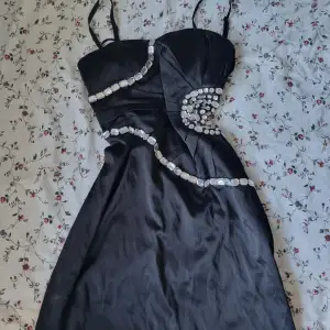 Suuuuuper söt kort klänning med diamanter på! Okänt märke då jag köpte dom på en second hand men säljer den för 150kr. Tveka däremot inte på att ge prisförslag!! 💖