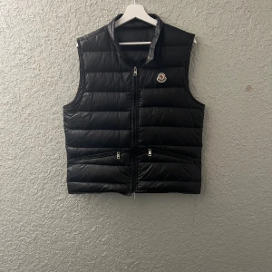 Moncler gui väst  - Klassisk och tidlös Moncler-väst i behov av lite kärlek, erbjuds för 1100 kr. Och även om dragkedjan är trasig, är det en enkel fix för den händige. 