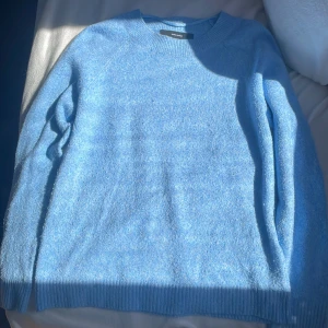 Populära stickade tröjor - Populära stickade tröjor från vero moda. Går att köpa för 80 kr styck eller 200 kr för alla tre. Alla tre är i storlek M och ingen har defekter. Säljer för att dom inte kommer till användning.