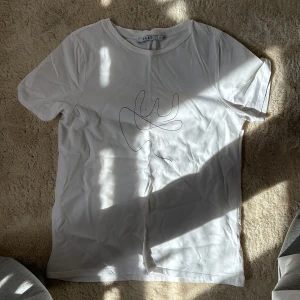 Vit t-shirt - Vit T-shirt från Nakd🩷