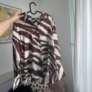Zebraskjorta i satinliknande material 💕 aldrig använd! Köparen står för frakt 💓