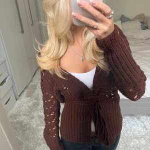 Vinröd kofta - Säljer denna vinröda kofta. Har du någon fråga är det bara att höra av dig🫶🏻