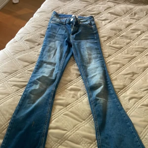 Only jeans- bootcut🩷 - Fina jeans som jag säljer då de är för små. Har dessvärre en liten gul fläck på ena byxbenet men det syns knappast😻   Tvättas innan plagget skickas!!!
