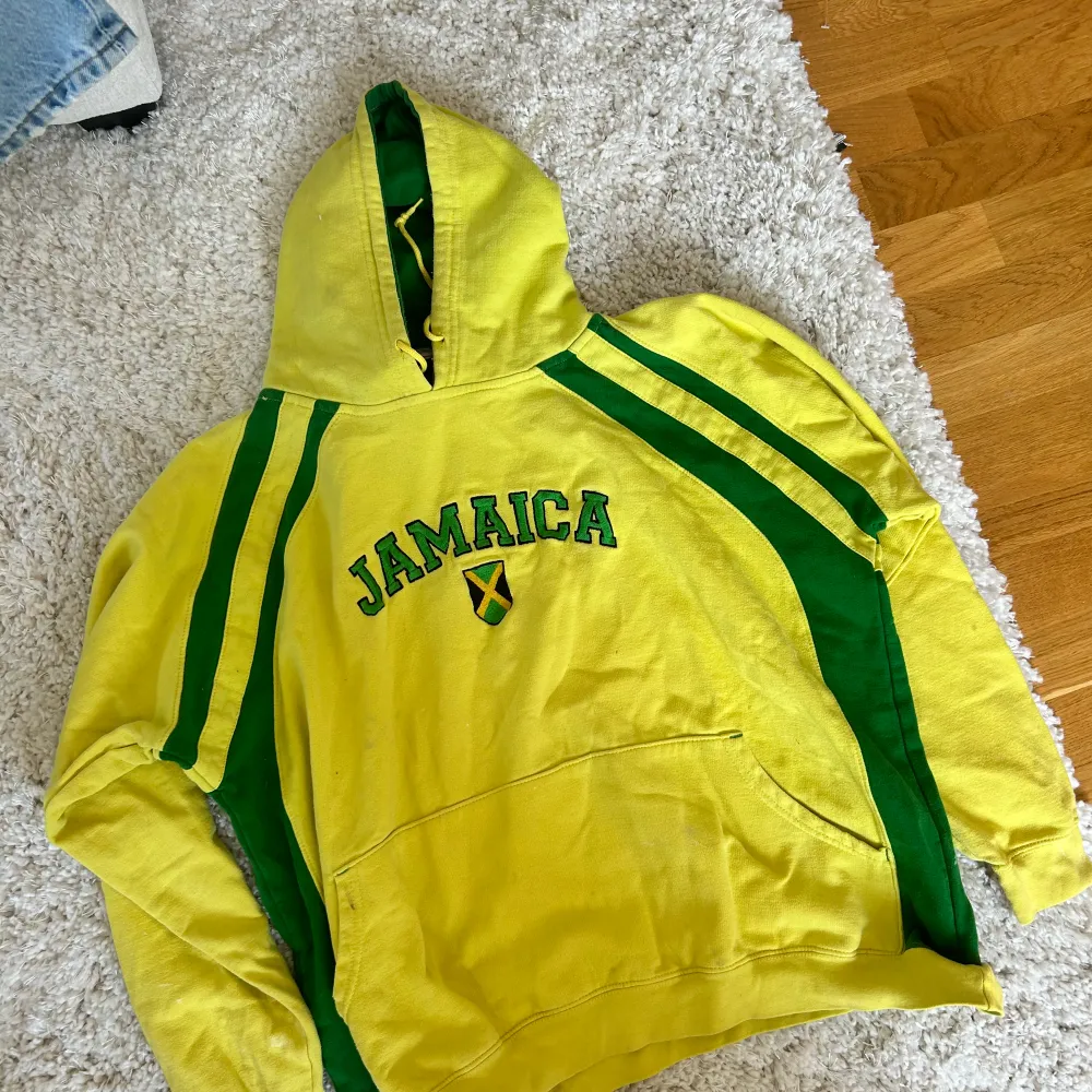 Jamaica hoddie i hyfsat bra skick  Jag har vanligtvis S och är 172cm men denna sitter mer som en M/L på mig . Hoodies.