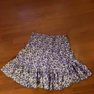 Blå kjol med vita blommor 💙 - En somrig kjol som är jätte skön och perfekt denna varma sommar som närmar sig 💕💕