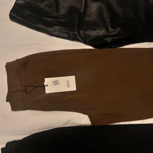 3 par byxor  - Skinnbyxorna st XS Bikbok Bruna byxorna st 36 OBJECT Randiga grå/svarta byxorna 32/34 Ginatricot   Alla 3 för 300kr 1 för 150kr 