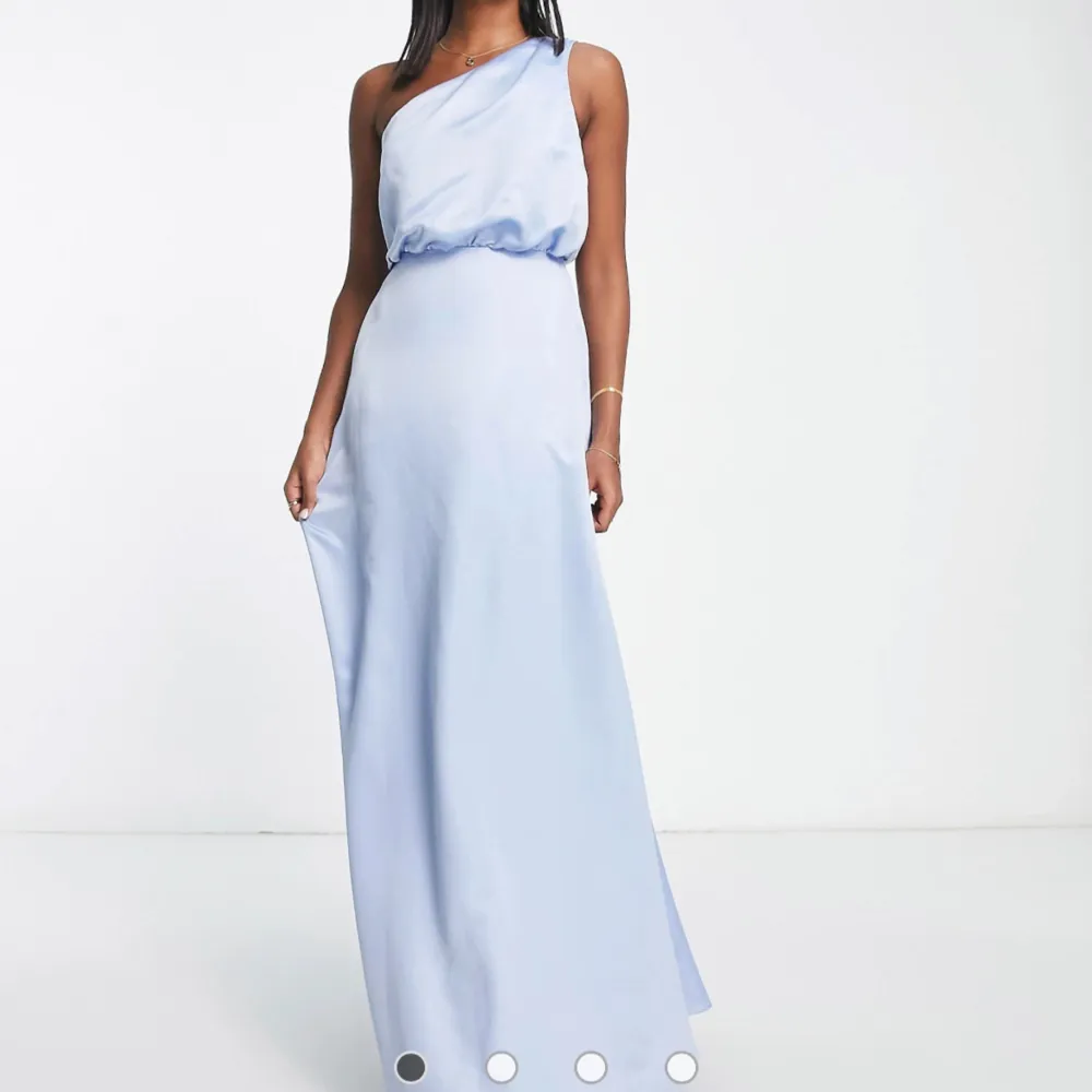 Jag säljer denna superfina balklänningen som jag köpte till min val förra året men jag valde en annan klänning istället och glömt skicka tillbaka denna! Den är helt oanvänd och ny med lappen kvar ❤️skriv för fler bilder! Nypris 1 139 kr. Klänningar.
