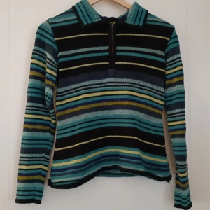 Randig tröja  - Snygg stickad tröja som jag köpt second hand så tecken på användning finns (bild 3) men inga hål eller liknande skador, kommer inte längre till användning 