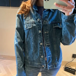 Jeans jacka - Säljer den här jeansjackan i storlek M står egentligen att den är L men skulle säga att den är runt M. 