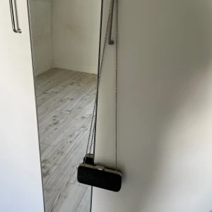 Svart glittrig clutch - Liten svart glittrig clutch, näst intill oanvänd 