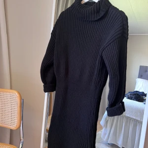 Stickad klänning  - Stickad klänning med polokrage & slits. Markerar midjan.  Enbart 1 gång.  200:-