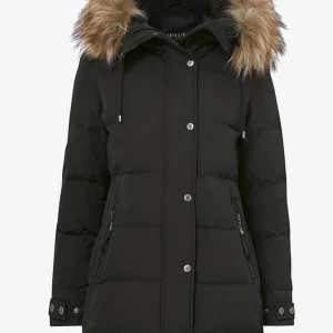 Hollies Jacka - Säljer min hollies jacka som köptes för 4000kr, köpte den denna vintern men tyckte inte att jag passar i den så därför säljer jag den, användes endast fåtal gånger. Vid fler bilder skriv privat, kan sänka priset vid snabb affär.