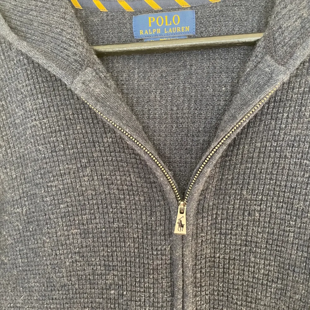 En Riktigt fet Kashmir zip hoodie från Ralph Lauren. Skicket är väldigt bra endast lite nopprig men går enkelt att fixa. Storleken är 176 i barnstorlek men sitter som XS i herrstorlek. Den sitter bra på mig som är 170cm. Priset kan diskuteras! . Tröjor & Koftor.