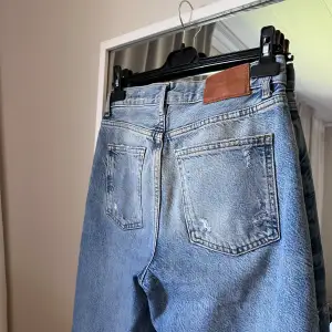 Snygga jeans från Zara.  Momfit.  Storlek 38, upplevs mindre.  200:-. 