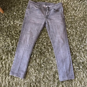 Dondup - Säljer nu dessa dondup George i storlek 33, perfekt skick inga skador//hör av dig vid intresse eller övriga frågor//