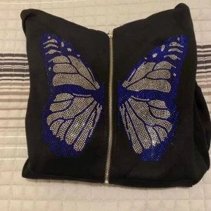 Rhinestone kofta  - Jätte fin kofta som inte kommit till användning alls! Endast testad :) Köpt för 189kr! (Lånade bilder, men kan såklart skicka egna!) 