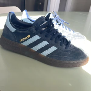 Adidas Spezial - Adidas Spezial i fint skick, skulle säga 8/10! Priset går att diskutera. !Frakt ingår inte! 