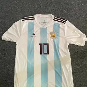 Säljer min Argentina tröja då den har aldrig andvänds. Messi nummer 10 på ryggen då han körde vm 2018 med den tröjan. 