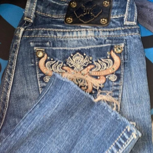 Miss me jeans  - Super snygga miss me jeans som är lite för stora. De är straight men går ut lite längs nere vid benet. Midjemåttet 36 rakt över är lite långa för mig som är 1,57