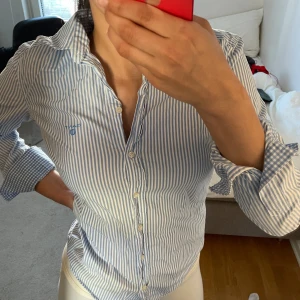 Skjorta  - Svin snygg GANT skjorta, köptes second hand, hel, inga hål, i bra skick, najs nu i sommar, köp, köp, köp!❤️Är lite osäker på storleken kolla sista bilden, men känns ganska tajt så skulle säga att den är en XS. 