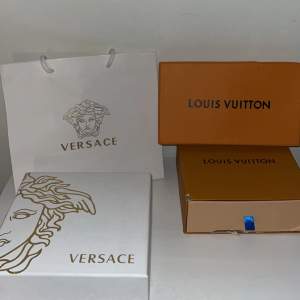 Skick 6/10 Lådor av Versace samt Louis Vuitton. 