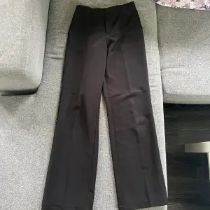 Svarta byxor Vanja byxor från Lindex i jättefint skick och har använt bara någon gång💞 Säljer dom för dom kommer inte till någon användning