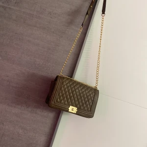 Väska  - Jätte snygg och stor så man får plats med mycket 