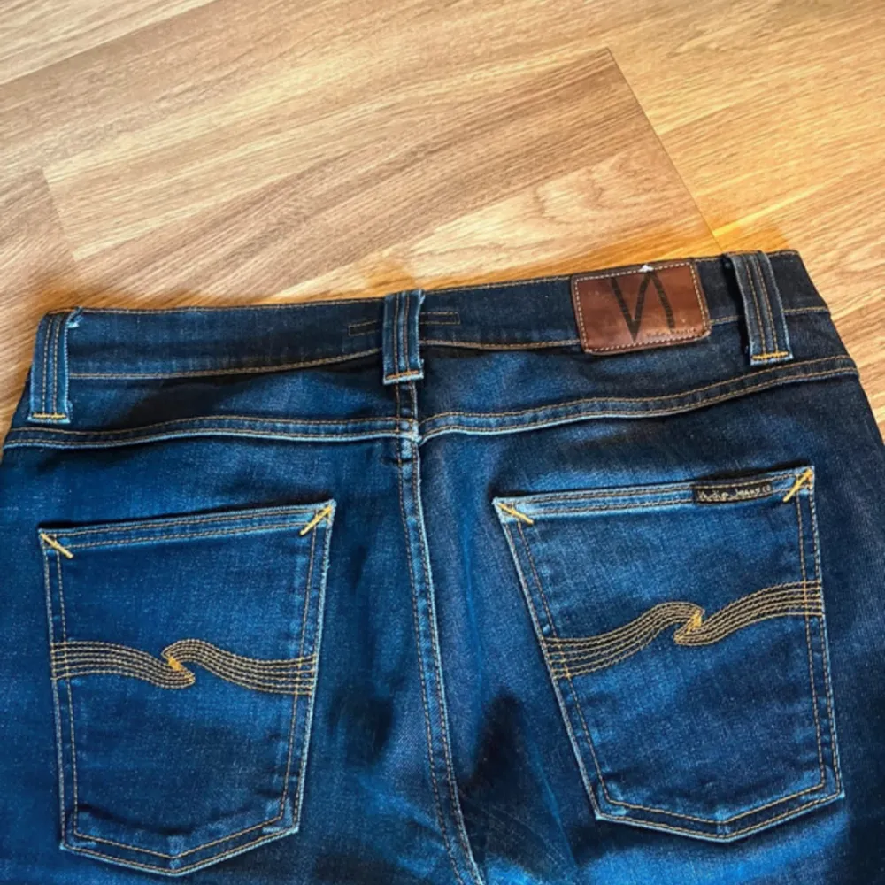 Ett par mörkblå nudie jeans. Modell Lean Dean. Storlek W32 L34. Ända defekten är avtryck från mobil från fickan. Syns inte mycket. Kolla gärna in våra andra annonser. Mvh, Nudie C. Jeans & Byxor.