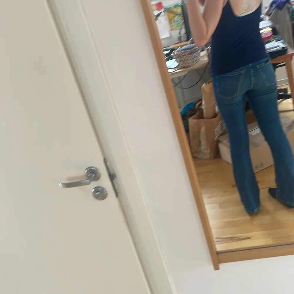 Blå bootcut jeans från Kappahl storlek 36, skriv om ni har frågor, inga defekter alls❤️säljer då jag använder andra jeans mer. Jeans & Byxor.