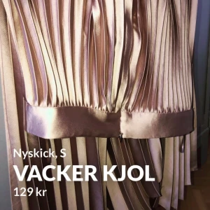 Champagne kjol - Superfin räfflad kjol i skimrande guld/champagne färg ⚜️ Den är aldrig använd så kommer i nyskick, knälängd, inköpt på Åhléns Strl S. Jag kan absolut skicka fler bilder om intresse finns <3 kram