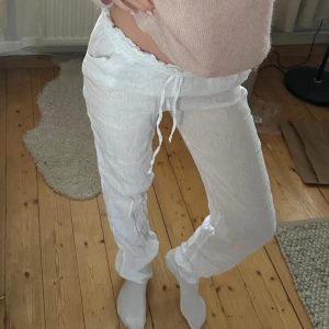 Linnebyxor  - Vita linnebyxor från design by si🤍 Lappen innuti är bortklippt men skulle säga att dessa passar xs/s! Jättefint skick, knappt använda