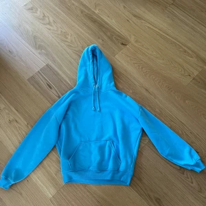 Hoodie bikbok - Jättefin ljusblå hoodie från bikbok, köpt för ungefär ett år sedan men ej använt mer en 2-3 gånger. På andra bilen är det samma fast vit då denna ljusblå inte finns kvar på hemsidan. Nypris 399kr Lägg gärna bud! Priset kan diskuteras 