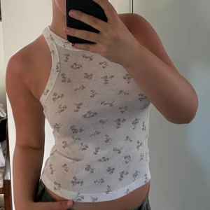 Blommigt linne  - Säljer detta söta blommiga linnet från H&M som aldrig kommit till användning. 