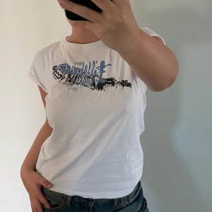 Billabong t-shirt  - Säljer denna Billabong baby teen i storlek XL(barn), passar S-M (dam). I mycket bra skick och utan synliga defekter. Pris kan diskuteras, kom med prisförslag eller köp direkt för 100kr.💞