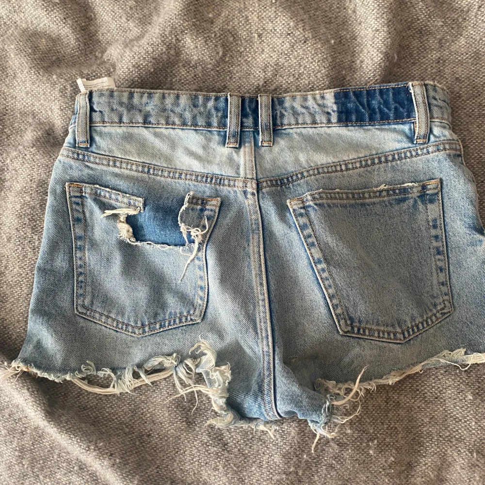 ett par jättefina jeansshorts från zara i bra skick, storlek 36❤️. Shorts.