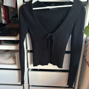 Kofta - Svart söt kofta från Design by Si. Är inte säker på storleken men skulle gissa S/36.❤️❤️