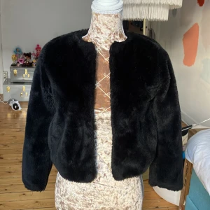 Fluffig jacka  - Säljer denna jättesöta jackan då den inte passar mig längre. Perfekt nu på våren eftersom den är ganska tunn. Köpt för några år sedan men utan några hål eller permanenta fläckar. Hör av dig innnan köp, köparen står för frakten. 💖🌷🌺💗