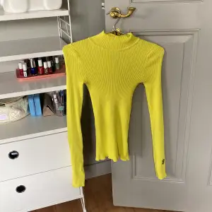 En gul tröja som är lätt att tänjas ut kan bli så stor. Är helt ny har använts ingen gång. Ett litet hack vid armarna❤️❤️