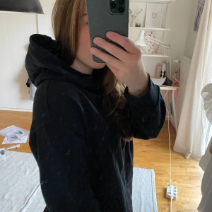 Svart hoodie  - Köpt på barnavdelningen men jag är strl. S och den passar mig bra då den är jätte oversize. Aldrig använd. 
