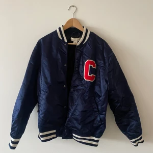 Collegejacka - Blå, oversized Collegejacka. Sparsamt använd. 