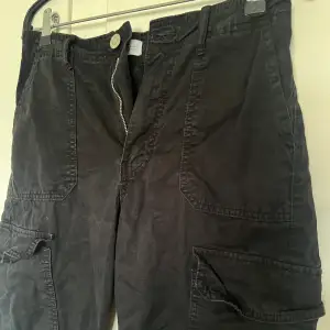Ett par svarta cargobyxor/jeans från ZARA i stl 36. Med fickor på flera ställen.  I bra och fint skick, väldigt coola och snygga byxor som sitter snyggt! 